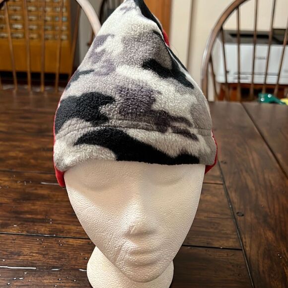 THE CHILDREN’S PLACE Camo Fleece Beanie hat cap Sz 10-14 Red Stripe soft warm - Picture 2 of 11
